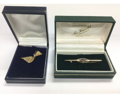 Two 9ct gold brooches, one set with amethyst. Total approx weight 4.3g.
