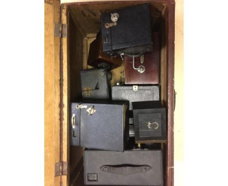 Qty vintage cameras. 