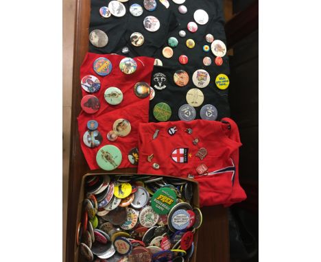 Qty of vintage badges, Star Wars, Star Trek, Football 007 etc.