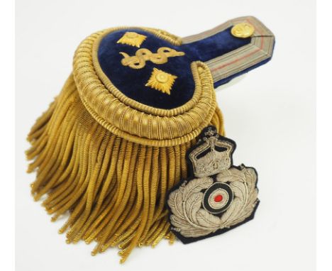 Kaiserliche Marine: Effektennachlass eines Ober-Stabsarztes.1.) Epaulette: Blaue Felder, goldene Auflagen, Litze mit schwarz-