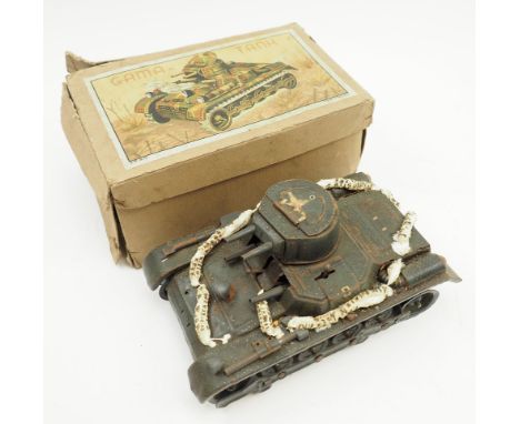 Gama-Tank.Metallgehäuse, mit Tarnanstrich, Uhrwerkantrieb, im originalen Verkaufskarton.Zustand: II-