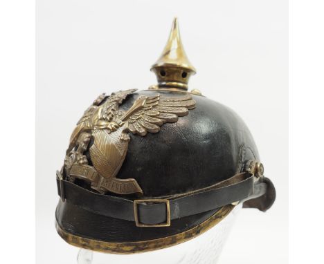 Baden: Pickelhaube für Mannschaften, der Infanterie.Schwarze Lederglocke, vergoldete Beschläge, Teller mit Rundkopfnieten, Ki