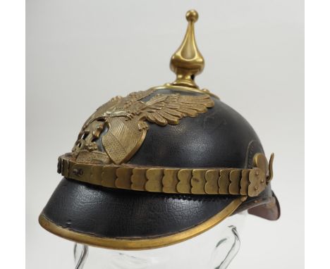 Baden: Pickelhaube für Mannschaften der Polizei / Zoll.Schwarze Lederglocke, vergoldeter Beschlag, Teller mit Rundkopfschraub