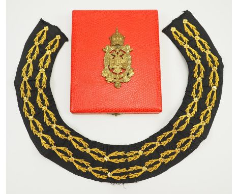 Österreich: Malteser Orden, Dornenhalsband und Etui.Unkonfektioniertes Dornenhalsband, mit feiner Stickerei, dazu rotes Etui 