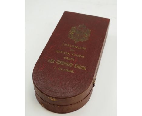 Österreich: Kaiserlicher Orden der Eisernen Krone, 1. Klasse Etui.Weinrotes Verleihungsetui, goldene Deckelprägung mit Wappen