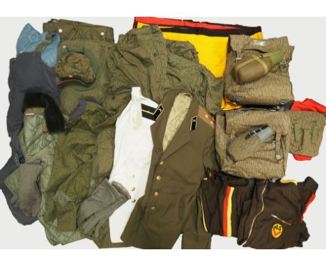 DDR: Uniform und Ausrüstungs Lot.Diverses, u.a. auch sowjetische Uniformteile.Zustand: II