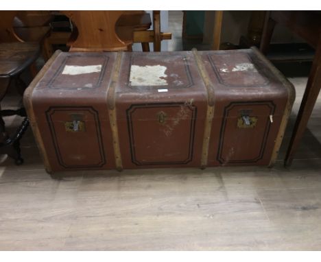 VINTAGE LARGE TRUNK