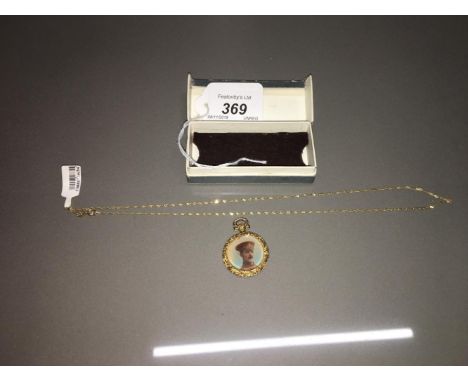 ANTIQUE YELLOW PENDANT WITH PHOTO OF OLD SOLDIER ON GOLD CHAIN