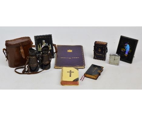 A small quantity of collectors' items comprising a bound catalogue of The Richmond Royal Horse Show 1939, a pair of leather c