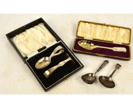 A George III hallmarked silver berry pattern teaspoon with gilt wash bowl, London 1817, length 13.5cm, in associated case, a 