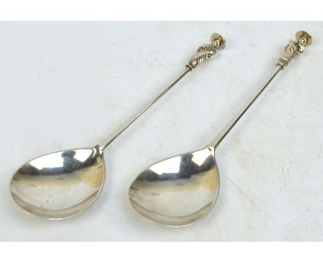 A pair of George V hallmarked silver apostle spoons, Haseler & Bill, Chester 1920, length 17.6cm, approx 3.28ozt.