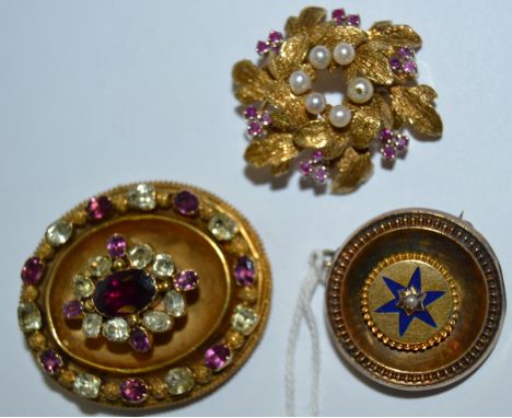 An 18ct gold brooch in form of a two tier oak leaf wreath, inter set with ruby's and seed pearls to centre (10g gross); a Vic