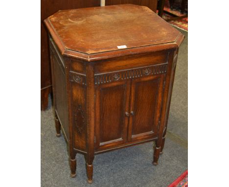 A Gilbert 'tone reflector' cased gramaphone, model no 64, canted oak console , 76cm x 53cm x 58cm c. 1927