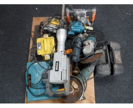 A large quantity of power tools including a 110 volt transformer, Makita 240 volt jigsaw in box, Makita router and grinder, D
