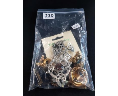 BAG OF VINTAGE BROOCHES AND CELTIC BROOCHES
