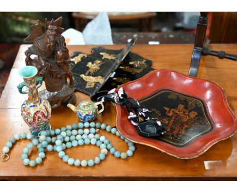 A chinoiserie lacquered tray and wall bracket, to/w two necklaces, a small Asian vase and miniature teapot (box) 