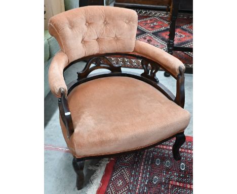 An Edwardian pink button upholstered walnut framed chair 