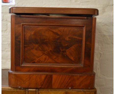 Vict commode