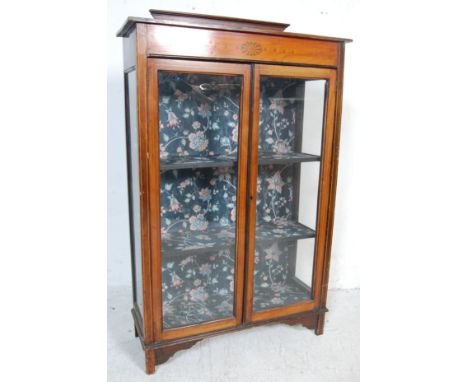 An early 20th century antique Edwardian mahogany inlaid display cabinet / bookcase. The cabinet having a shaped gallery back 