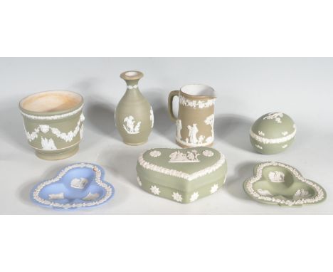 A collection of vintage 20th century Wedgwood ceramic items comprising of jugs, trinkets pots, dishes and more. The collectio