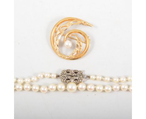 A cultured pearl necklace and brooch, Seventy-three cultured pearl graduating from 4mm to 7.3mm, knotted every pearl into a s