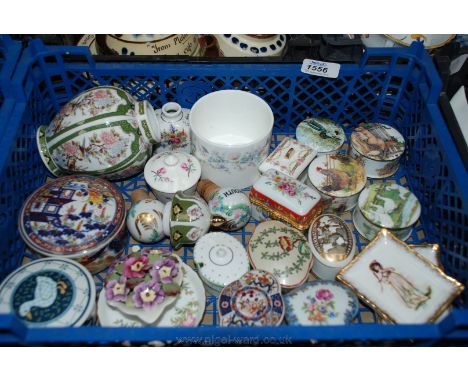 A quantity of various trinket pots plus china Gin and Vermouth bottle stoppers, Aynsley ''April Primrose'' posy, Minton pin d