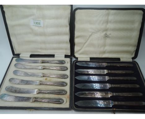 A cased set of silver handled butter knives having moulded decoration, Sheffield 1919, Yates Brothers, and a cased set of sil