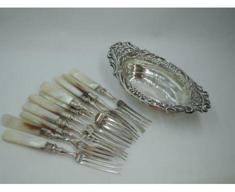 An Edwardian silver trinket dish of oval form having moulded and pierced decoration to rim, Birmingham 1901, William Hutton &