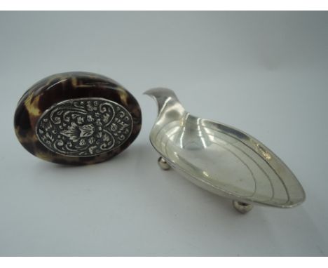 An Edwardian silver measuring spoon having trefoil bun feet and engraved decoration to short handle, London 1907, Charles Boy