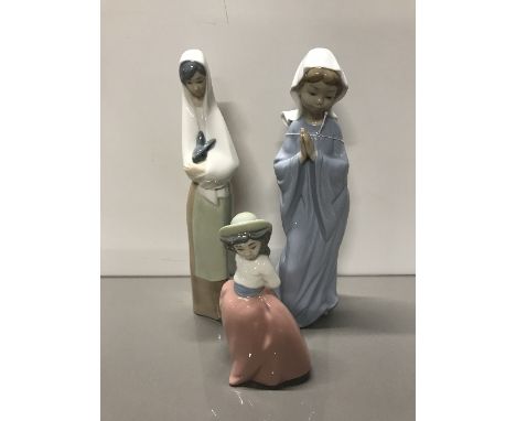 3 NAO FIGURES INCLUDING GIRL PRAYING