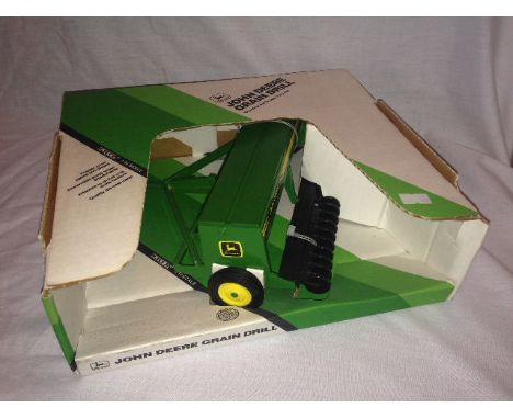 ERTL - JOHN DEERE 452 GRAIN DRILL - SCALE 1:16 (580)