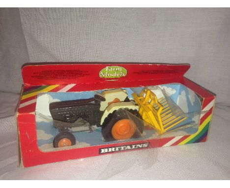 BRITAINS - FARM TRACTOR AND PUSH OFF BUCKRAKE (9432)
