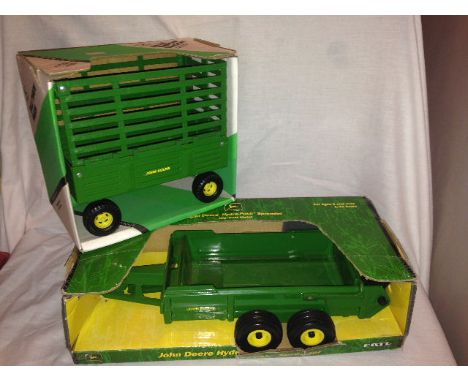 ERTL - JOHN DEERE - HYDRA-PUSH SPREADER (549) & JOHN DEERE BALE THROW WAGON (522) - ALL SCALE 1:16