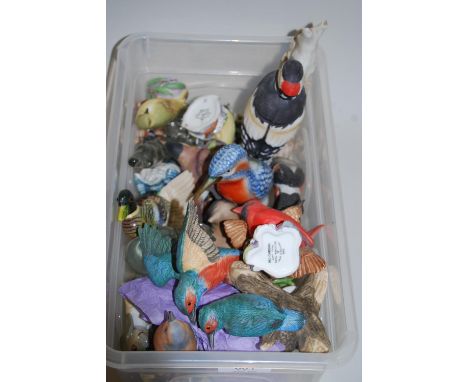 Quantity of porcelain pottery figures of birds including Royal Worcester and others, together with a Continental porcelain tw