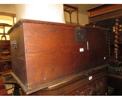 Small 19th Century elm trunk with hinged lid, iron lockplate and end handles, 31ins wide 