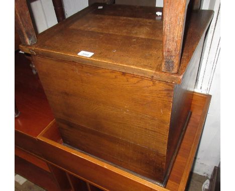 Small Victorian oak hinged trunk, 18ins wide 