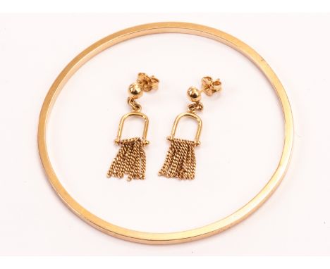An 18ct gold bangle and pair of earrings, the plain bangle bearing strike mark to rim, and the earrings with tassels on stud 