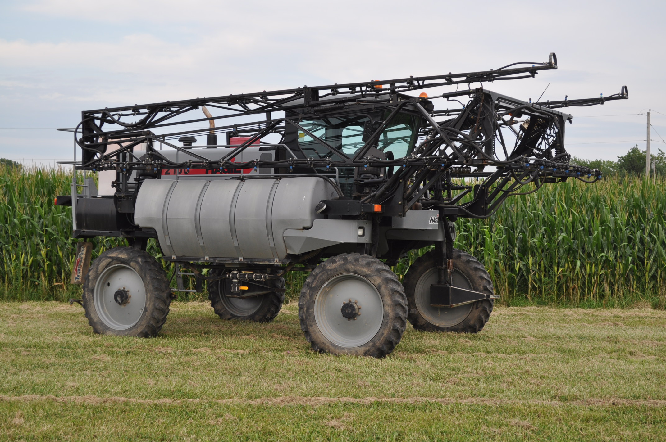 Hagie 2100 sprayer, (2) 500 gal poly tanks, front 90' boom, 20" spacing