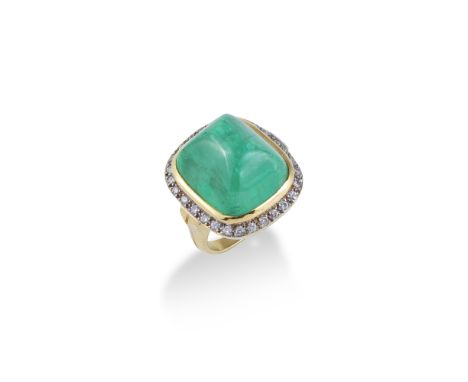 BAGUE EMERAUDE ET DIAMANTSOrnée au centre d'une émeraude de taille pain de sucre, dans un entourage de diamants de taille bri