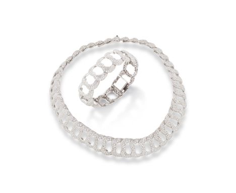 DEMI-PARURE DIAMANTSComprenant un bracelet et un collier, l'ensemble composé de maillons articulés en or blanc sertis de diam