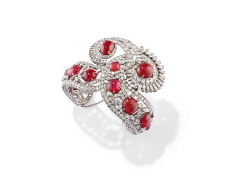 BRACELET RUBIS ET DIAMANTSFormant un jonc ouvert rigide, serti sur l'ensemble de diamants de taille navette, de taille baguet