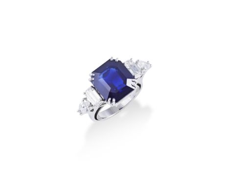 BAGUE SAPHIR ET DIAMANTSOrnée au centre d'un saphir de forme rectangulaire à pans coupés, épaulé de deux diamants de forme po