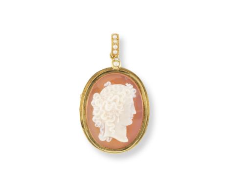 PENDENTIF CAMEE AGATE ET PERLES DE CULTUREDe forme ovale, centré d'un camée d'agate figurant un profil de femme, accentué de 