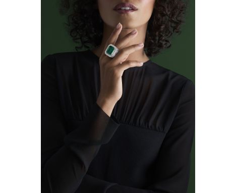 BAGUE EMERAUDE ET DIAMANTSDe forme carrée, sertie d'un cabochon d'émeraude de taille pain de sucre pesant 12.62 carats et de 