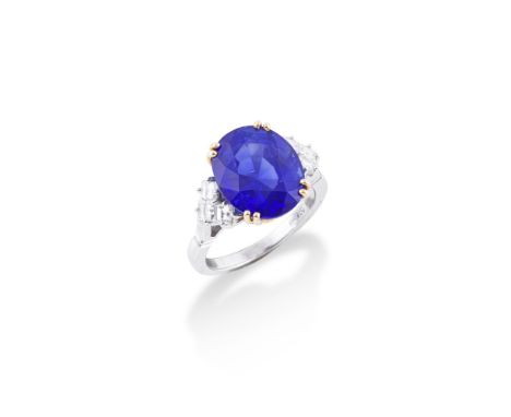 BAGUE SAPHIR ET DIAMANTSSertie griffe d'un saphir de taille ovale pesant 9.75 carats, épaulée de diamants de taille princesse
