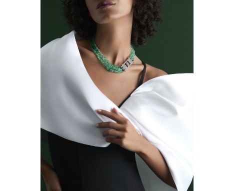 COLLIER EMERAUDES, RUBIS ET DIAMANTS, CIRCA 1925Formant trois rangs de perles d'émeraudes disposées en chute, retenus par un 