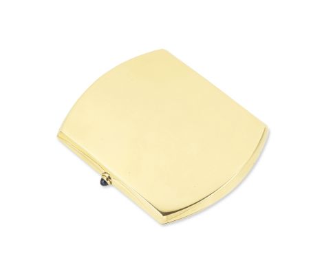 BOITE A CIGARETTES OR ET SAPHIR, FIN DES ANNEES 1950De forme rectangulaire arrondie, le bouton poussoir serti d'un cabochon d