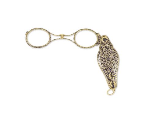 LORGNETTE OR ET EMAIL, 19E SIECLEDécorée de motifs émaillés figurant un feuillage, ouvrant sur une paire de lunettes pliables