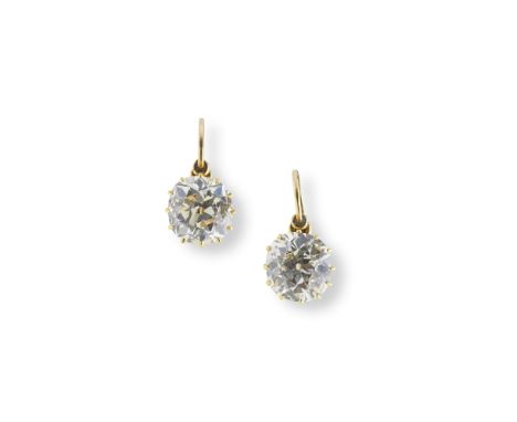 PAIRE DE BOUCLES D'OREILLES DIAMANTSChacune sertie griffe d'un diamant de forme coussin ancienne, l'un pesant 2.26 carats, su
