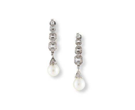 PAIRE DE BOUCLES D'OREILLES PERLES DE CULTURE ET DIAMANTS, CIRCA 1920Chacune formant une chute de motifs géométriques sertis 